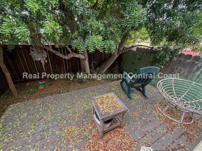 Building Photo - AVAILABLE AUGUST - Charming Cottage in Los...