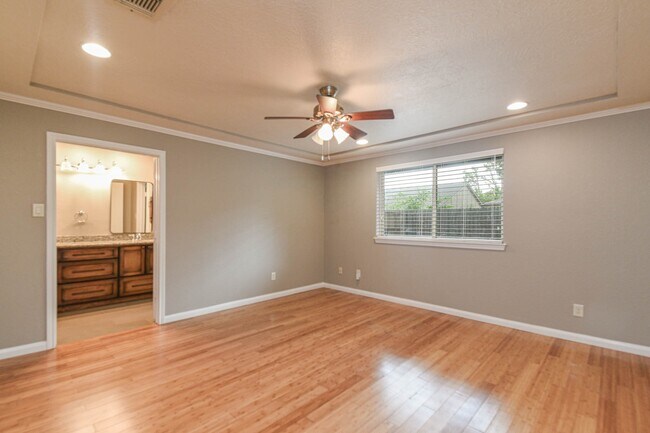 Building Photo - 8806 Lakeside Forest Dr