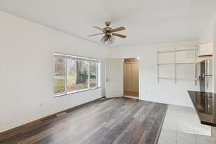 Building Photo - 671 W Clark Rd