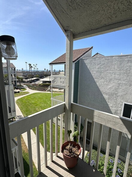 Building Photo - 263 S Ventura Rd