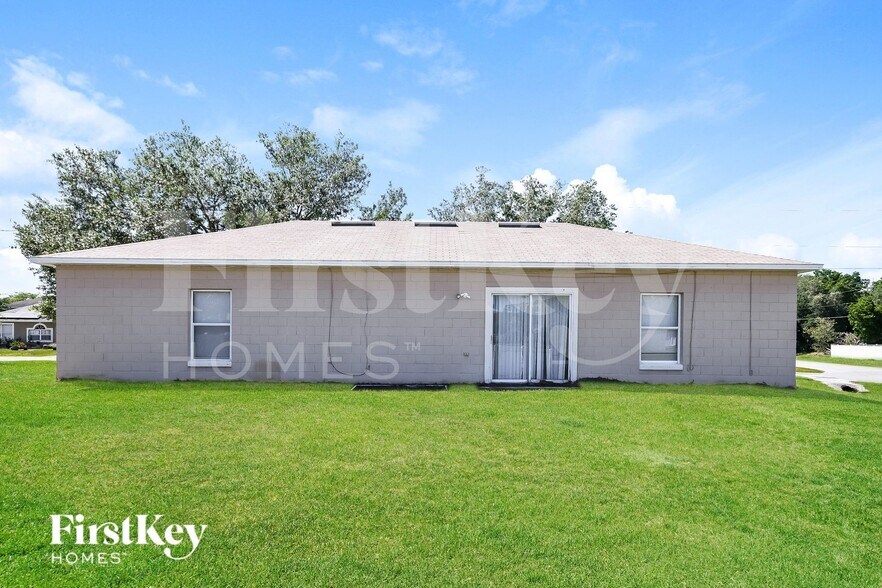 Building Photo - 702 Cotulla Dr