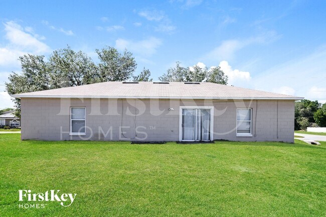 Building Photo - 702 Cotulla Dr