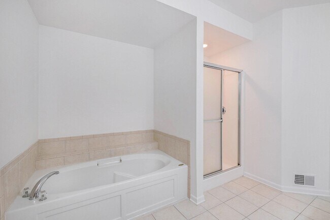 Building Photo - 2925 N Knightsbridge Cir