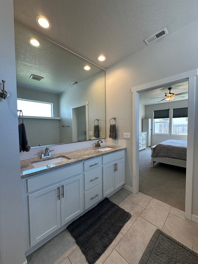 Building Photo - 3 bedroom, 2.5 bath with bonus room in Wes...