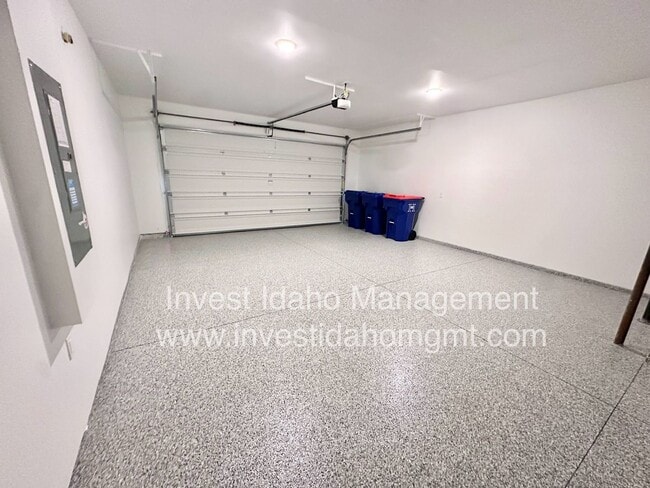 Building Photo - Beautiful less than a year old Luxury home available!