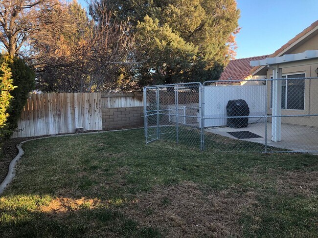 Building Photo - 3 bedroom 2 bathroom Home in Silver Lakes!...