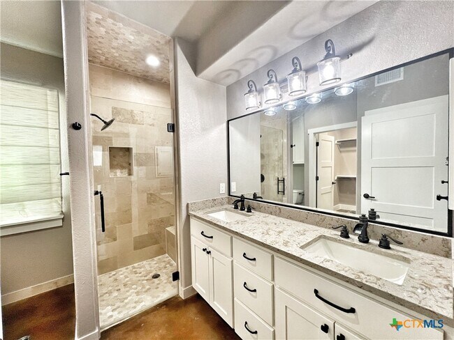 Building Photo - 1704 Gruene Vineyard Crossing