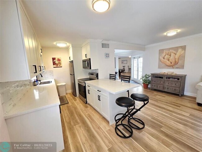 Building Photo - 2230 NE 56th Pl