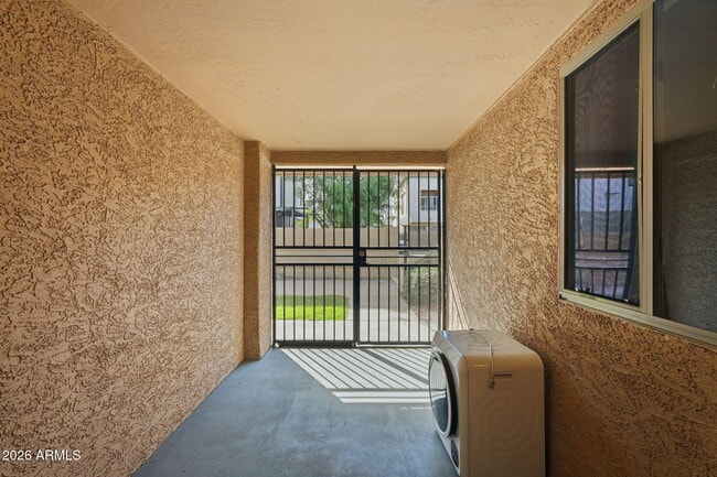 Building Photo - 1005 W 5th St