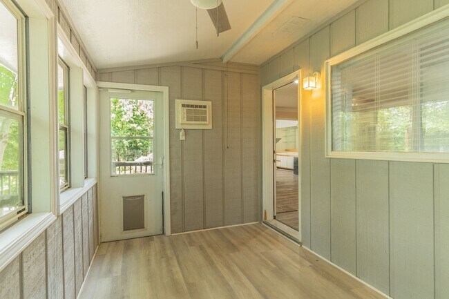 Building Photo - 16 Balenciaga Way