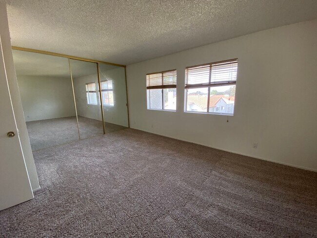 Building Photo - 3 bed, 2 1/2 bath two story townhome in Th...