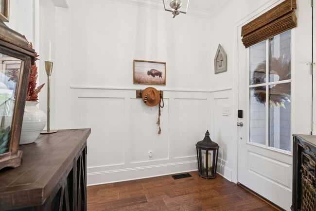 Building Photo - Luxurious living space *Fully furnished and impeccably designed*