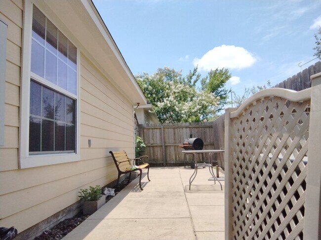 Building Photo - 2637 Symphony Park Dr