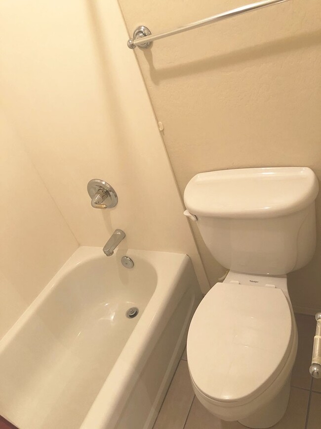 Building Photo - SPACIOUS 4 BED, 2 BATH HOME LOCATED NEAR B...