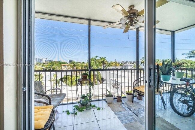 Building Photo - 701 NE 1st Ct