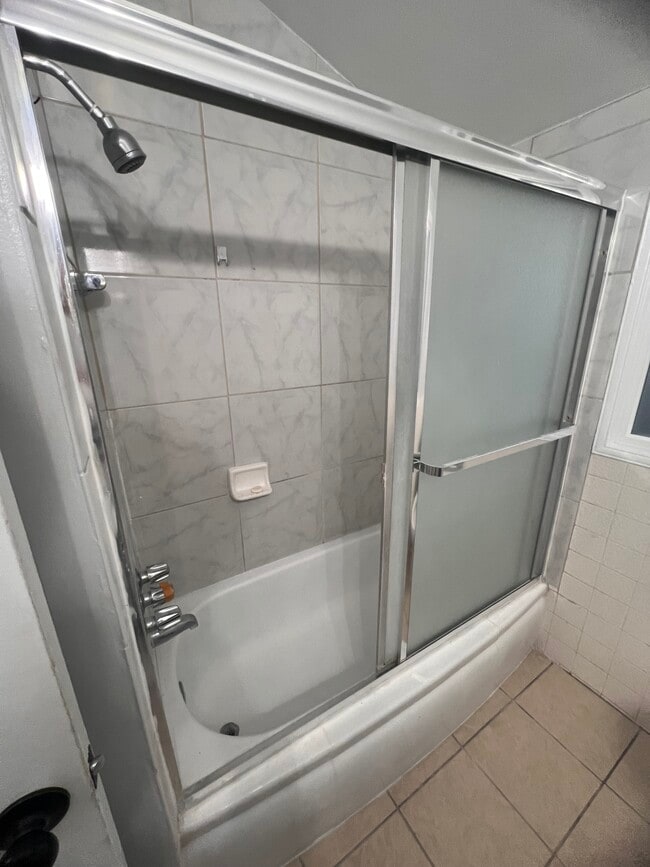 Building Photo - 2402 Schoolside Ave