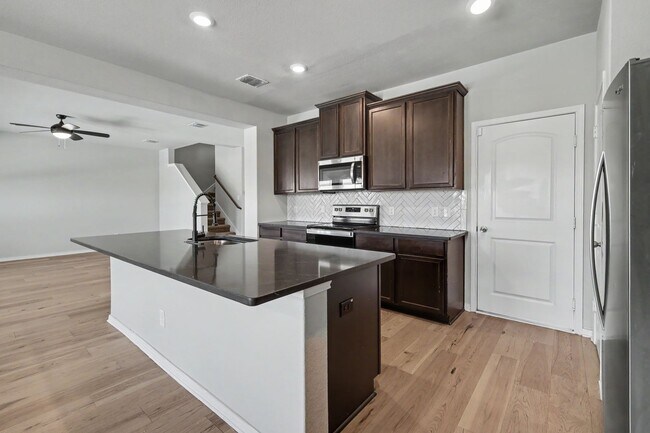 Building Photo - 4 Bed, 2.5 Bath Home in Hightop Ridge with Open Floor Plan