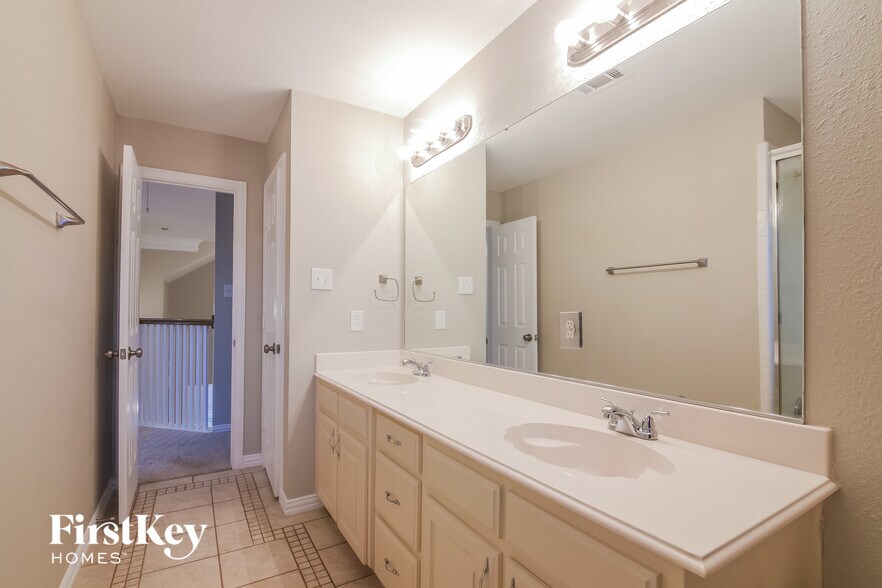 Building Photo - 3145 Waterside Dr