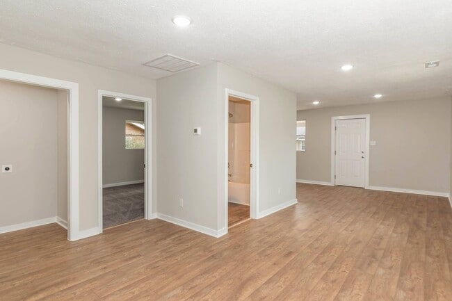 Building Photo - Beautiful Single Family Home!