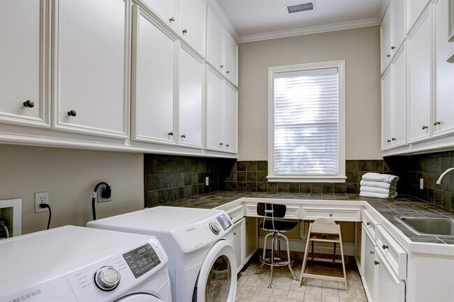 Building Photo - 127 E Bracebridge Cir