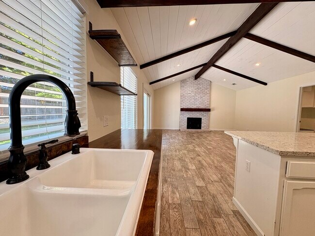 Building Photo - Beautiful 3 Bedroom, 2.5 Bathroom Fully Remodeled Home in Orangevale!