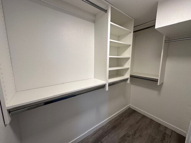 Building Photo - 230 SE 6th Ave