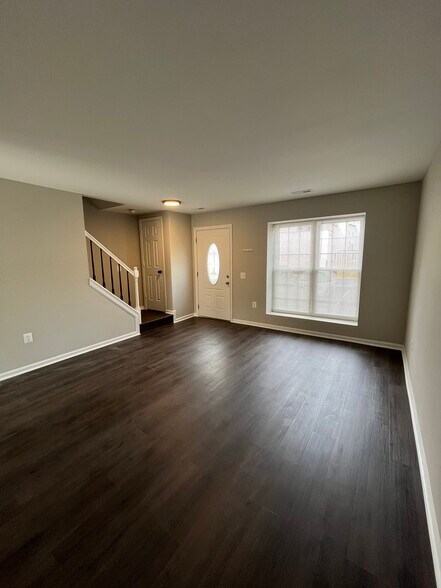Building Photo - 6527 Old Carriage Ln
