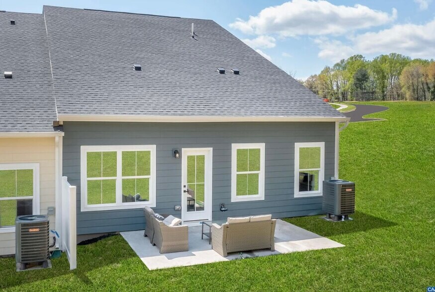 Building Photo - 736 Empire St