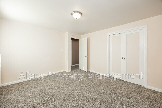 Building Photo - 2123 Robin Dr