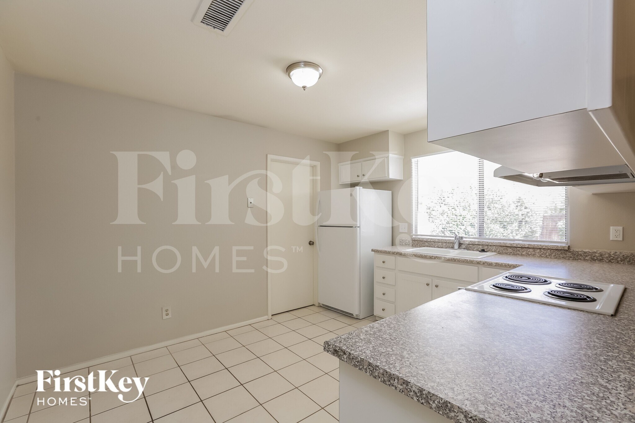 Building Photo - 2922 E Sierra St