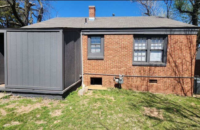 Building Photo - 2 bed 1 bath with laundry room