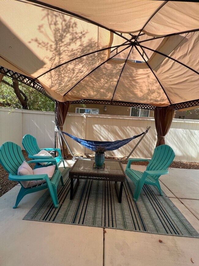 Building Photo - ABSOLUTELY AMAZING! Large 4 bedroom 2 stor...