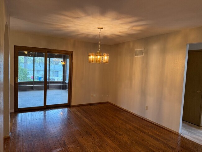 Building Photo - 3 Bedroom 3.5 Bathroom Home In Ballwin