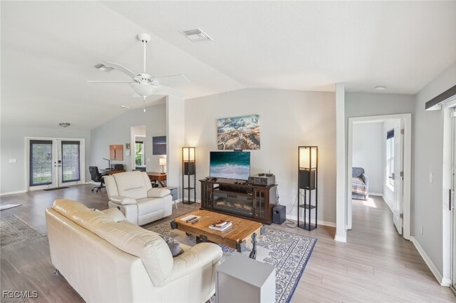 Building Photo - 940 Belmont St E