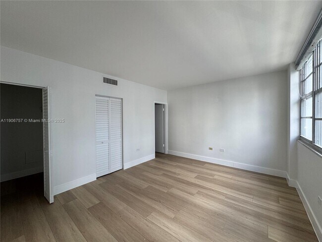 Building Photo - 825 Brickell Bay Dr