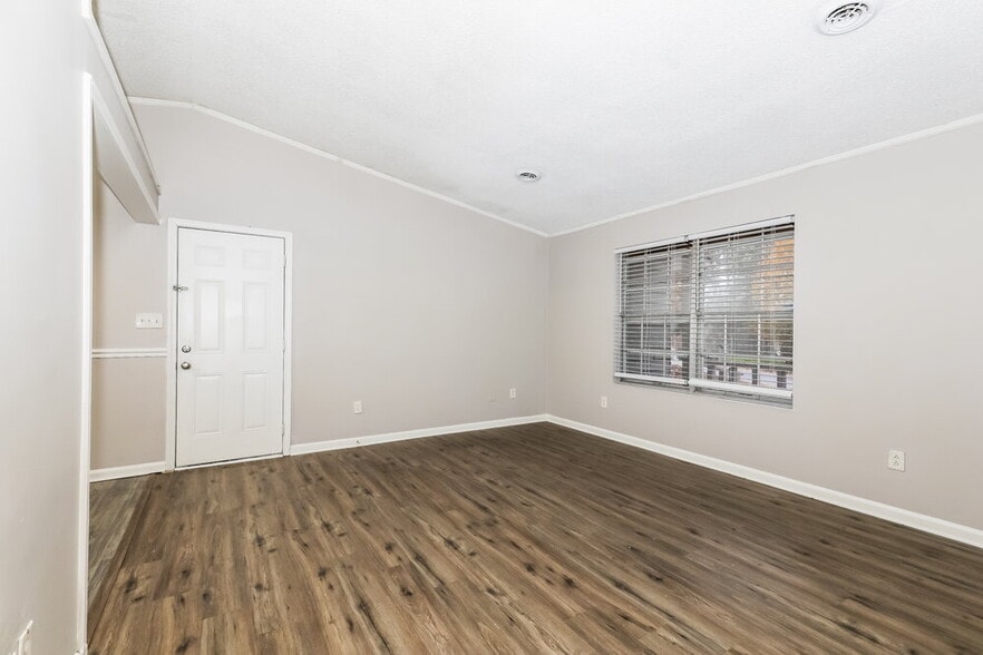 Building Photo - 8450 N Pond Dr