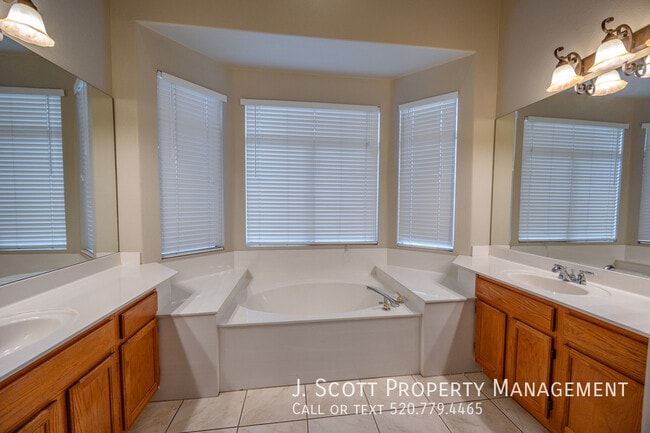 Building Photo - 7417 W Candelaria Dr