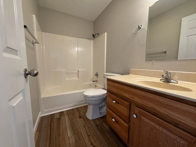 Building Photo - 3 bedroom, 2.5 bathroom duplex located clo...
