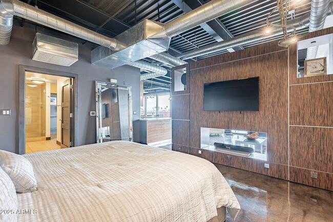 Building Photo - 4020 N Scottsdale Rd