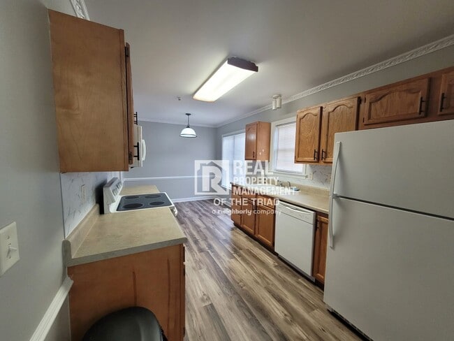 Building Photo - Newly Renovated Now Ready! One level 3BR/2...