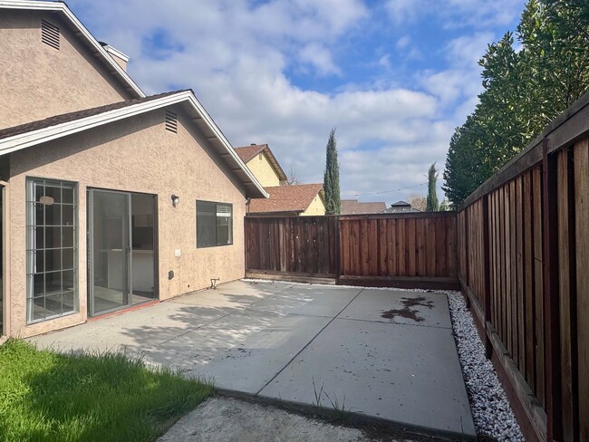 Building Photo - Gorgeously Remodeled 3bed 2.5 Bath home in...