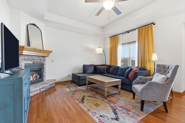 Building Photo - 3 Bedroom | 2 Bathroom | 2 Car Garage| Ozark MO | Fireplace | Separate Green House/Office | Fence...