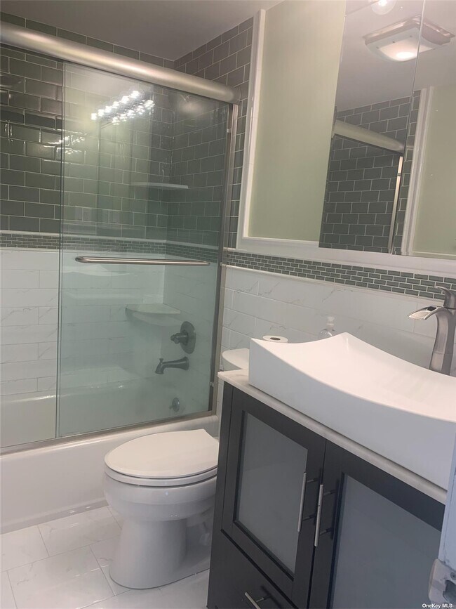 Building Photo - 2 Linden St