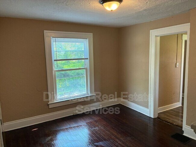 Building Photo - 2240 Lakeview Ave