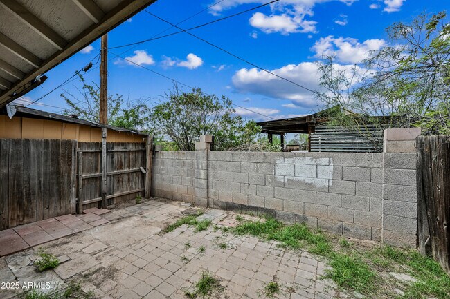 Building Photo - 2901 E Campo Bello Dr