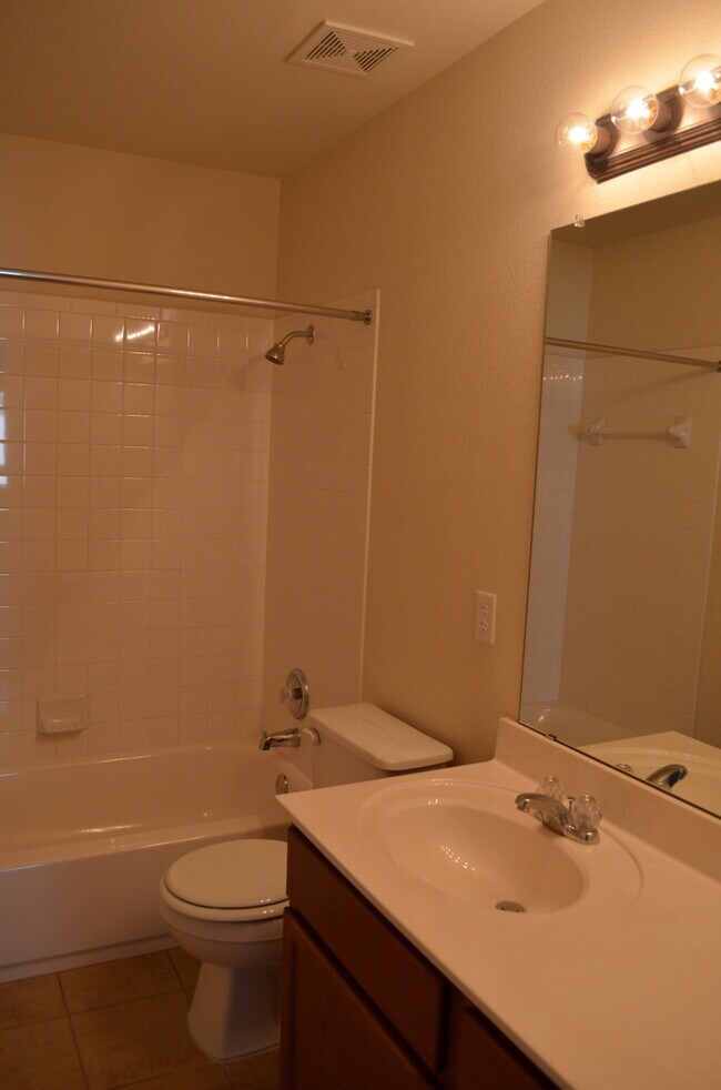 Building Photo - HUGE 5 BEDROOM HOME IN SAVANNAH HEIGHTS!