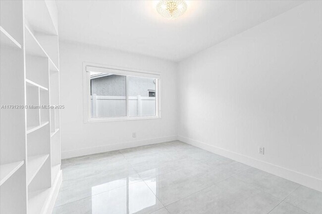 Building Photo - 5804 SW 116th Ave