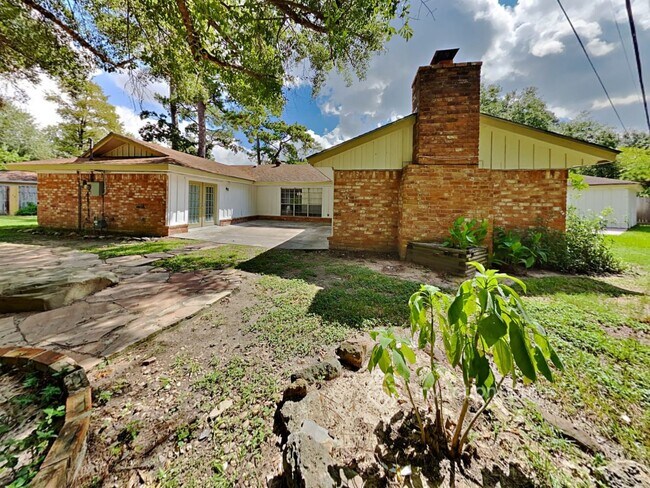 Building Photo - 230 Magic Oaks Dr