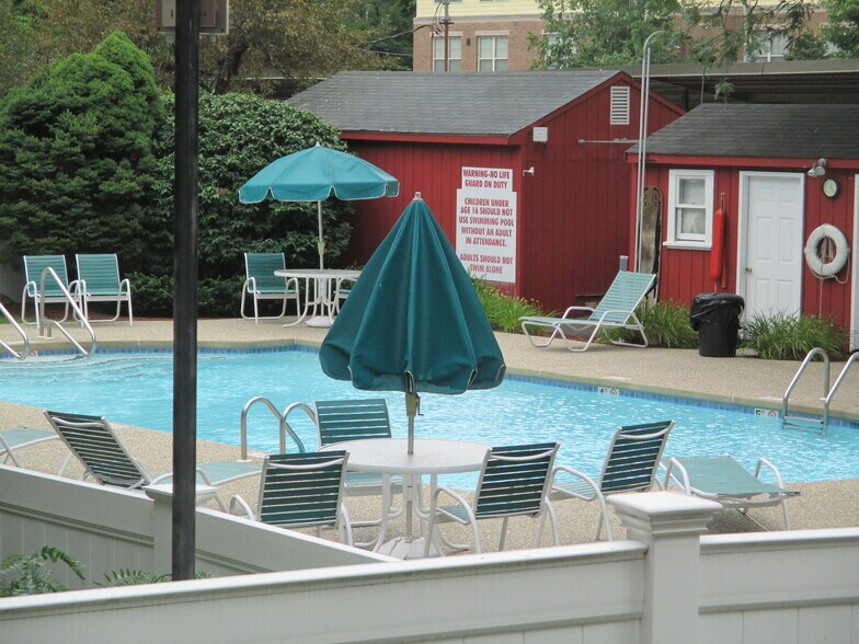 Building Photo - 10 Hammond Pond Pky