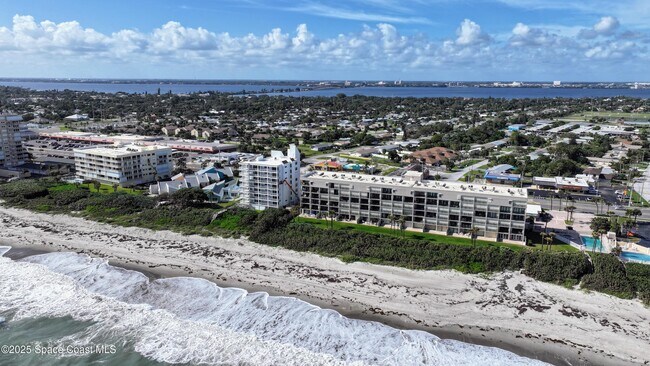Building Photo - 995 N Hwy A1A